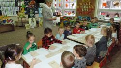 Zapoznanie z tematem zajęć; rozdanie pomocy potrzebnych do pracy